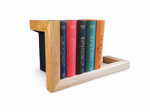 De Teakline M Boekenplank met boeken er op.