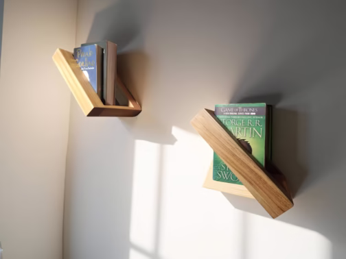 impressie van twee Teakline S boekenplanken aan de muur